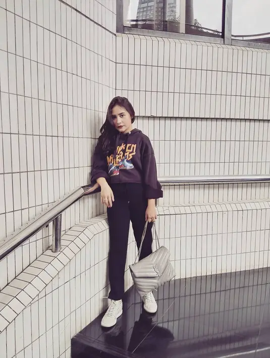 Prilly Latuconsina termasuk salah satu wanita yang gemar memakai sneakers. Berbusana santai dan kasual menjadi pilihan Prilly dalam kesehariannya.  (Instagram)