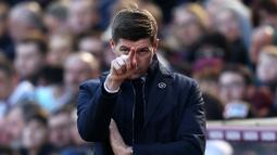 Prestasi Steven Gerrard bersama Rangers FC menarik perhatian Aston Villa untuk mempercayakan krusi pelatih kepala terhadap dirinya. Kontrak legenda Liverpool itu diketahui hingga tahun 2025. The Villans kini masih tertahan di posisi ke-16 dengan raihan 9 poin. (AFP/Adrian Dennis)