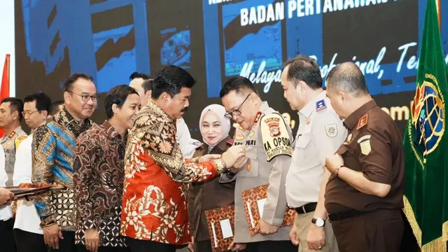 Mentri ATR/BPN saat menyematkan Pin Emas ke  Kapolda Lampung Irjen Pol Helmy Santika
