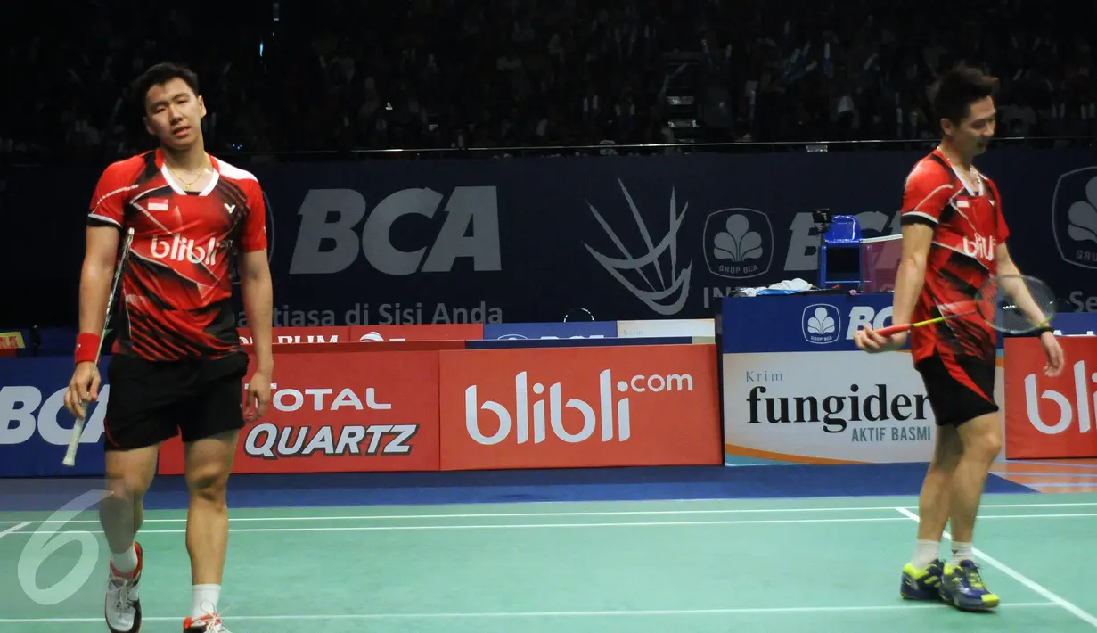 Ganda putra Indonesia Marcus Fernaldi Gideon/Kevin Sanjaya tertunduk dikalahkan pemain Korsel Lee Yong Dae/Yoo Yeon Seongdi babak 16 besar BCA Indonesia Open 2016, Jakarta, Kamis (2/6). Marcus/Kevin kalah 15-21, 19-21. (Liputan6.com/Helmi Fithriansyah)