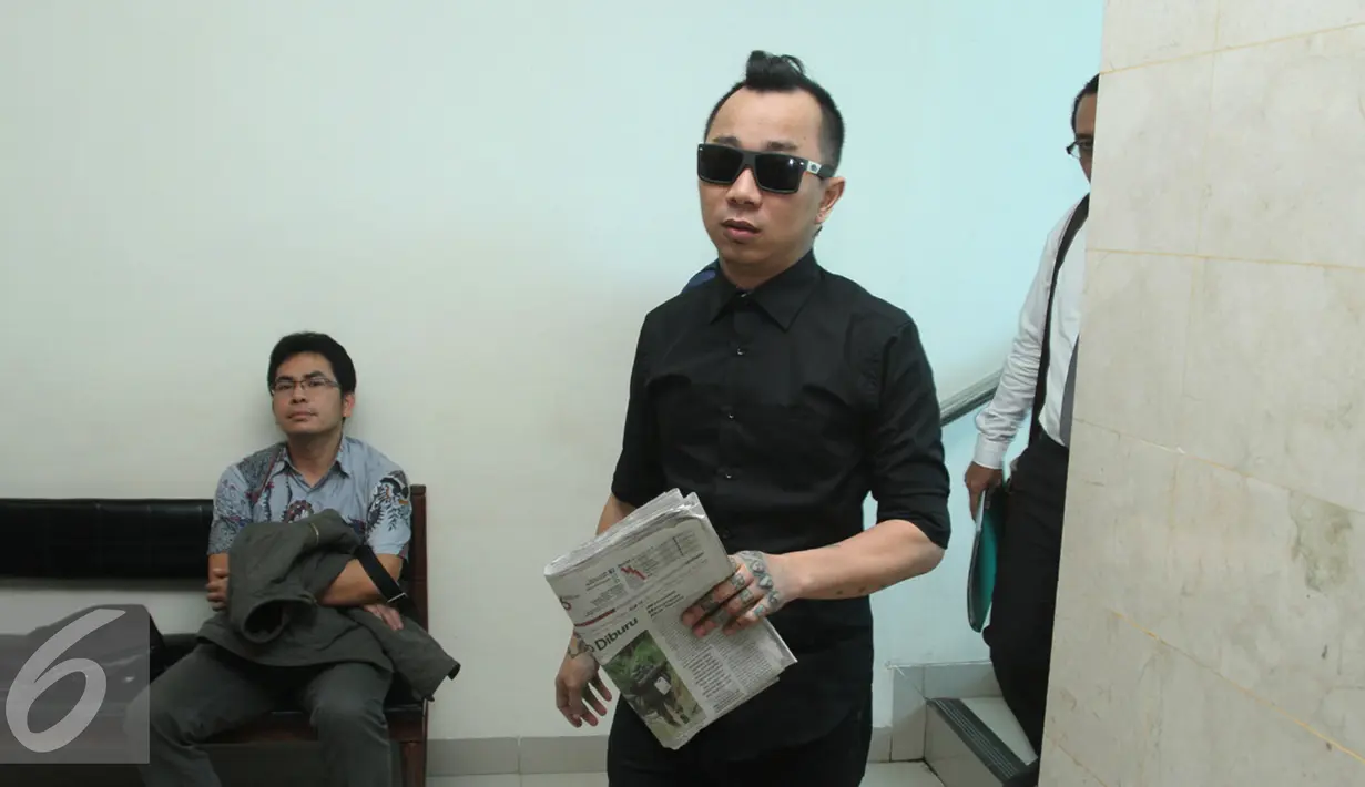 Kiki Mirano usai mengikuti sidang mediasi di Pengadilan Negeri Tangerang, Selasa (20/7). Mediasi antara Sheila dan Kiki Mirano mengalami titik buntu. (Liputan6.com/Herman Zakharia)
