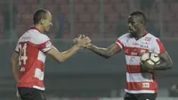 Striker Madura United, Odemwingie, saat pertandingan melawan Bhayangkara FC pada  laga lanjutan liga 1 di Stadion Patriot, Bekasi, kamis (13/7/2017). Bhayangkara FC menang 2-1 atas Madura United. (Bola.com/M Iqbal Ichsan)