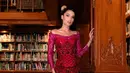 Cinta Laura memancarkan elegansi dalam balutan kebaya brokat berpayet berwarna fuchsia yang dipadukan dengan bustier top merah berhias payet dan bordir mewah. Penampilannya dipermanis dengan aksesori emas di kepala. [@philipekarunia]