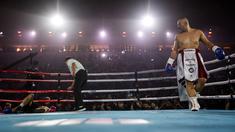 Chef Arnold (kiri) terkapar setelah menerima pukulan dari konten kreator, Codeblue (kanan) dalam pertarungan tinju Holywings Sports Show (HSS) seri kelima di Indonesia Arena, Kompleks Stadion Utama Gelora Bung Karno, Senayan, pada Minggu (22/04/2024). (Bola.com/Bagaskara Lazuardi)