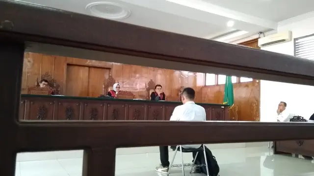Saksi Asrul Sidiq yang dihadirkan PH terdakwa Saiful Mahli untuk memberi keterangan terkait sidang etik (Liputan6.com/Rino Abonita)