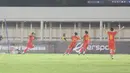 <p>Selebrasi striker Timnas China U-20, Zhong Wen (kedua kiri) setelah menjebol gawang Timnas Indonesia U-20 pada laga kedua uji coba internasional di Stadion Madya Gelora Bung Karno, Senayan, Jakarta, Senin (25/3/2024). (Bola.com/Abdul Aziz)</p>