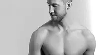 Calvin Harris Pamerkan Otot Saat Jadi Bintang Iklan