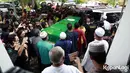 Usai disalatkan jenazah pun segera dibawa ke pemakaman. Rencananya keduanya akan dikebumikan di Taman Makam Islam Malaka, Ulujami, Pesanggrahan, Jakarta Selatan. (Kapanlagi.com/M. Akrom Sukarya)