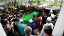 Usai disalatkan jenazah pun segera dibawa ke pemakaman. Rencananya keduanya akan dikebumikan di Taman Makam Islam Malaka, Ulujami, Pesanggrahan, Jakarta Selatan. (Kapanlagi.com/M. Akrom Sukarya)