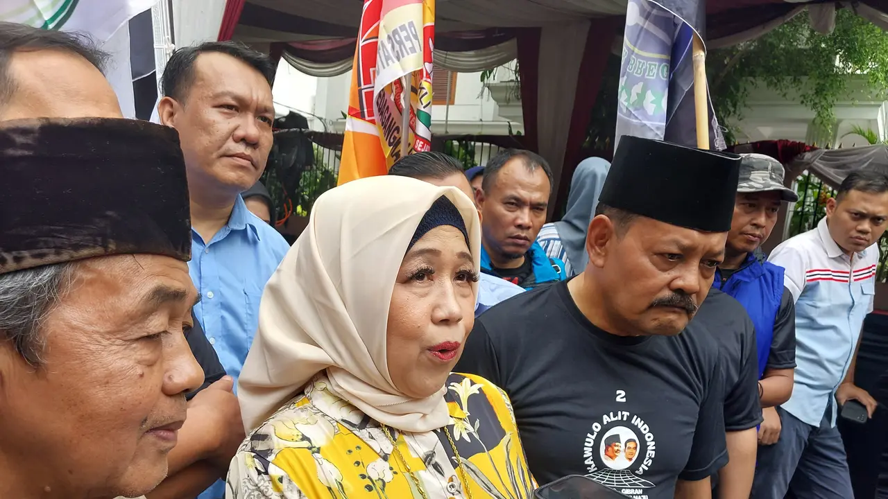 Ketua Dewan Kehormatan Kawulo Alit Indonesia (KAI) Sofiatun Gudono  di Kediaman Prabowo Subianto, Jalan Kertanegara, Jakarta Selatan, Jumat (9/2/2024). (Arief/Liputan6.com)