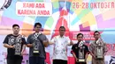 Para pemenang kontes Ikan Koi dari Jakarta dan Cianjur foto bersama dalam The 4th Cianjur Koi Show 2018 di Cipanas Cianjur, Jabar, Minggu (28/10). Kontes ini diikuti 953 ikan Koi dengan memperebutkan uang tunai dan motor. (Liputan6.com/HO/Randi)