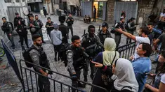 Pasukan Israel melarang pengunjung untuk memasuki kompleks Masjid Al-Aqsa di Kota Tua Yerusalem, Jumat (17/8). Tindakan itu menyusul serangan pisau terhadap seorang polisi Israel di dekat Gerbang Damaskus. (AFP/Ahmad GHARABLI)