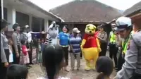 Mengurangi Duka Korban Longsor Sukabumi, Badut Lucu Didatangkan