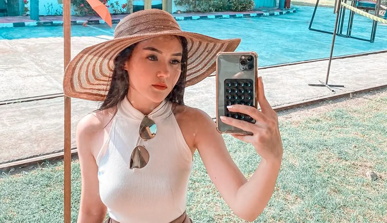 Sembari mengikuti protokol Covid-19, dara kelahiran tahun 1998 ini nampak tetap stylish. Dalam potret aktivitasnya di Instagram, ia nampak menggunakan baju bernuansa putih. (Liputan6.com/IG/sarahgibson21)