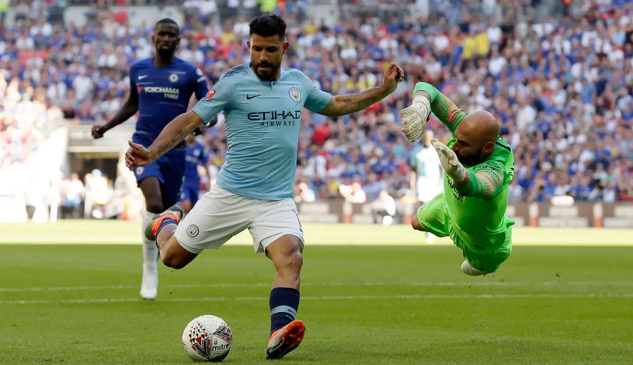 Pemain Manchester City, Sergio Aguero menendang bola ke gawang saat bertanding melawan Chelsea dalam Community Shield di Wembley, London, Inggris, Minggu (5/8). Manchester City menang 2-0. (AP Photo/Tim Ireland)