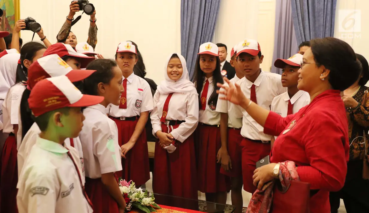 Menteri Luar Negri Retno Marsudi saat menjadi pemandu bagi murid Sekolah Dasar untuk melihat isi gedung Pancasila di Jakarta, Kamis (1/6). Gedung ini dibangun pada zaman pemerintah Hindia-Belanda. (Liputan6.com/Angga Yuniar)