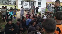 Sebuah perahu yang mengangkut puluhan pengungsi Rohingya dikabarkan terdampar di Pantai Kuala Idi, Kabupaten Aceh Timur. (Liputan6.com/ Rino Abonita)