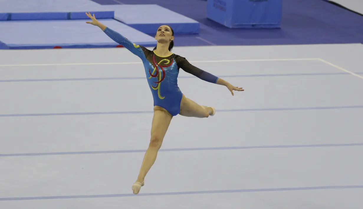 Pesenam Malaysia, Farah Ann, saat beraksi pada nomor all-round individual putri cabang senam SEA Games 2019 di Kompleks Rizal Memorial, Senin (2/12). Atlet cantik ini berhasil menyumbangkan medali emas. (Bola.com/M Iqbal Ichsan)