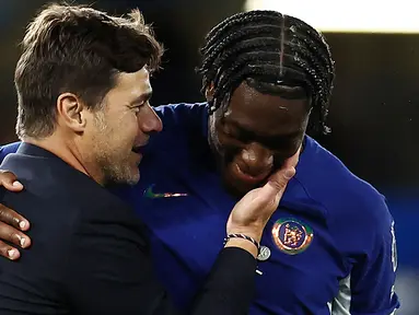 Pelatih Chelsea, Mauricio Pochettino, berbincang dengan Axel Disasi setelah laga melawan Luton Town di Stadion Stamford Bridge pada laga pekan ketiga Premier League, Sabtu (26/8/2023). The Blues menang dengan skor 3-0. (AFP/Henry Nicholls)