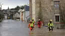 Petugas Pemadam Kebakaran Prancis melakukan operasi penyelamatan di Isques, dekat Boulogne-sur-Mer, Prancis Utara yang tergenang banjir pada tanggal 7 November 2023. (DENIS CHARLET/AFP)
