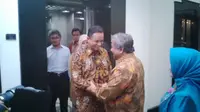 M Nuh menyambut Menteri Kebudayaan dan Pendidikan Dasar dan Menengah Anies Baswedan di kantornya, Jakarta. (Liputan6.com/Silvanus Alvin)