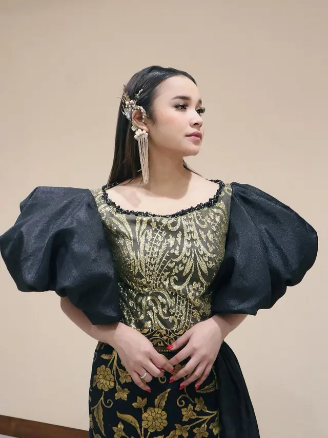 6 Gaya Tasya Rosmala Pakai Kebaya dan Batik, Tampil Anggun