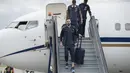 Pemain Prancis, Olivier Giroud turun dari pesawat saat tiba di Sheremetyevo international airport, Moskow, Rusia, (10/6/2018). Pada laga perdana Prancis akan melawan Australia. (AP/Pavel Golovkin)
