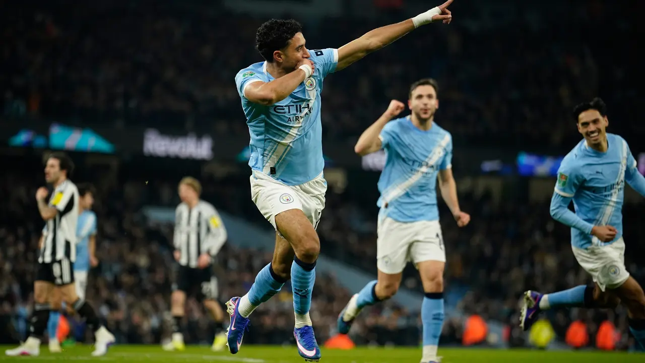 Pemain Manchester City Omar Marmoush merayakan gol yang dicetaknya pada laga semifinal Carabao Cup/Piala Liga Inggris antara Man City vs Newcastle