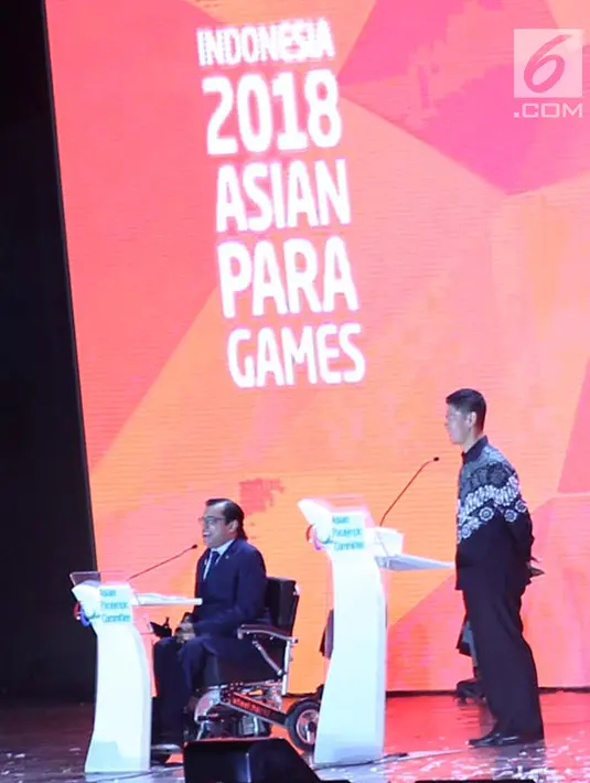 Presiden Para Committe Majid Rashed dan Ketua INAPGOC Raja Sapta Oktohari memberikan sambutan pada Penutupan Asian Para Games 2018 di Stadion Madya, Gelora Bung Karno, Jakarta, Sabtu (13/10). (merdeka.com/Imam Buhori)