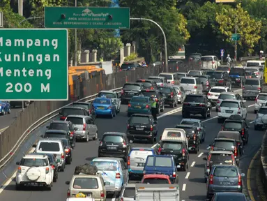 Kondisi jalanan di Gatot Subroto, Jakarta, di hari pertama masuk kerja usai libur Lebaran, Senin (4/8/14). (Liputan6.com/Miftahul Hayat)