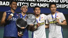 Pebulu tangkis ganda putra Indonesia Fajar Alfian (kiri) dan Muhammad Rian Ardian (kedua kiri) berpose dengan medali dan trofinya bersama rekan senegaranya Hendra Setiawan (kanan) dan Mohammad Ahsan (kedua kanan) usai final All England 2023 di Utilita Arena Birmingham, Inggris, Minggu (19/3/2023). (AP Photo/Rui Vieira)