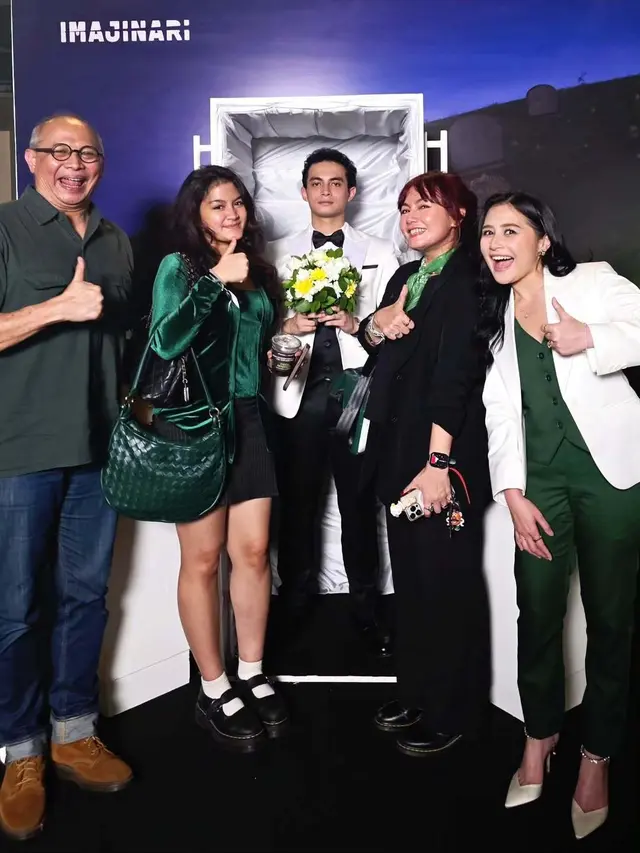 6 Gaya Prilly Latuconsina di Premiere 'Tinggal Meninggal', Kompak Bareng Keluarga Omara Esteghlal