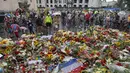 Untuk menghormati korban jatuhnya pesawat Malaysia Airlines MH-17, untaian bunga diletakkan dan memenuhi pelataran kedutaan Belanda di Kiev, (19/7/2014). (REUTERS/Valentyn Ogirenko)