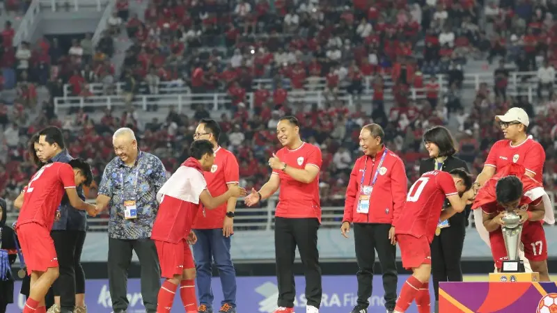 Eri Cahyadi ikut menyalami pemain timnas usai juara Piala AFF U-19 di Surabaya. (Istimewa)