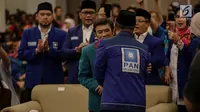 Ketua Umum Partai Amanat Nasional Zulkifli Hasan berpelukan dengan Ketua Umum Partai Idaman Rhoma Irama saat deklarasi bergabungnya Partai Idaman ke PAN di Jakarta, Sabtu (12/5). (Liputan6.com/Faizal Fanani)
