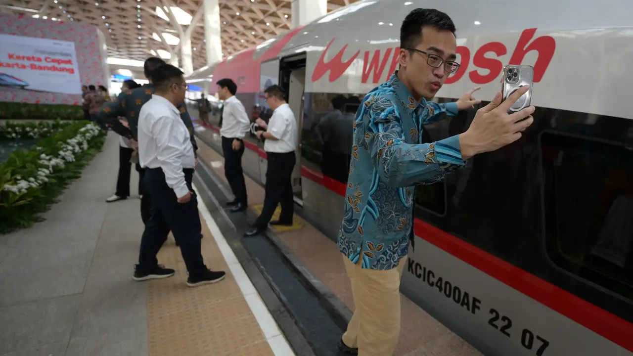 Jokowi Resmikan Kereta Cepat Jakarta-Bandung