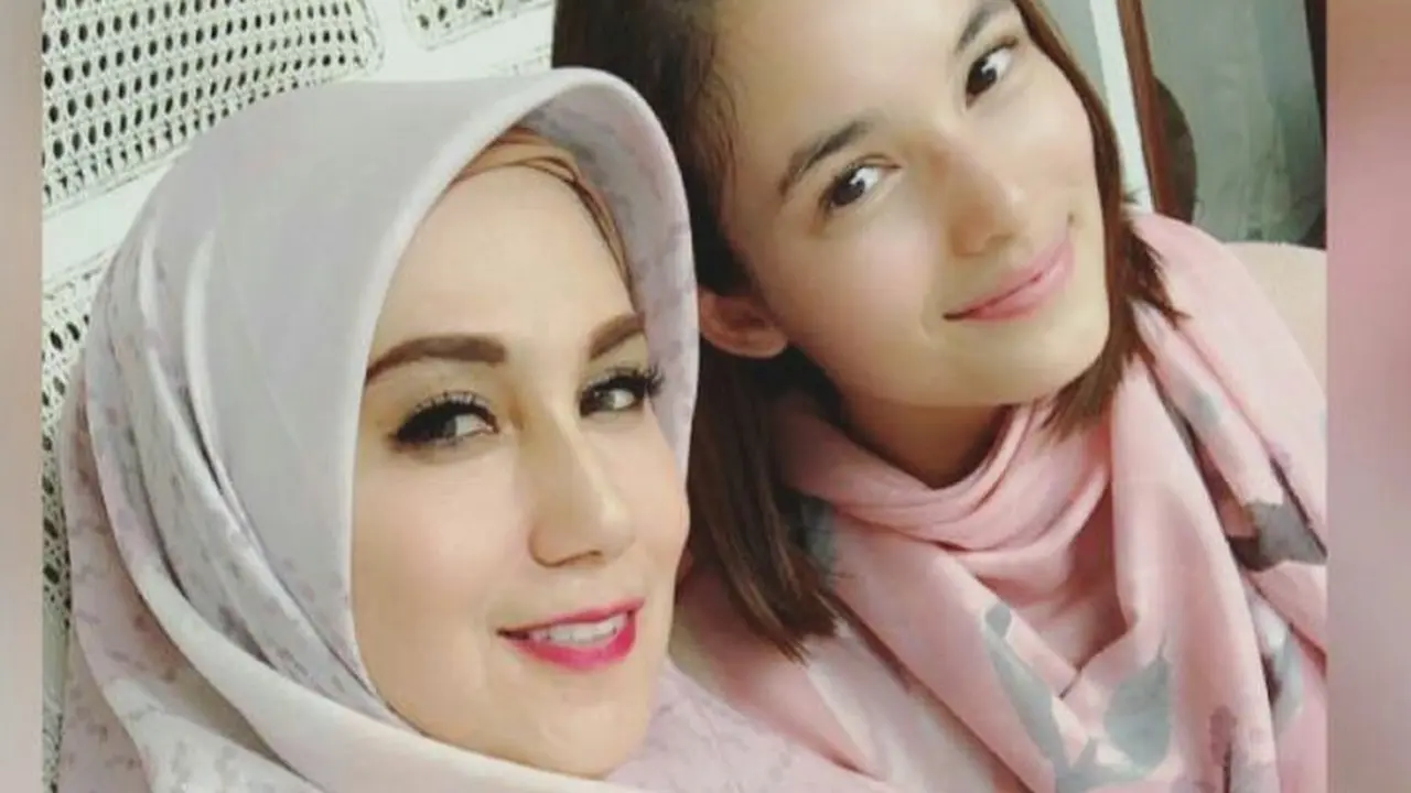 [Bintang] Chelsea Islan dan Marini Zumarnis