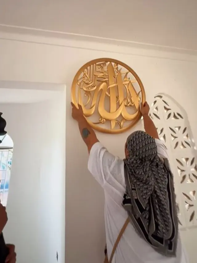 8 Potret Ivan Gunawan Kunjungi Masjid Miliknya di Uganda, Tempuh Perjalanan Jauh
