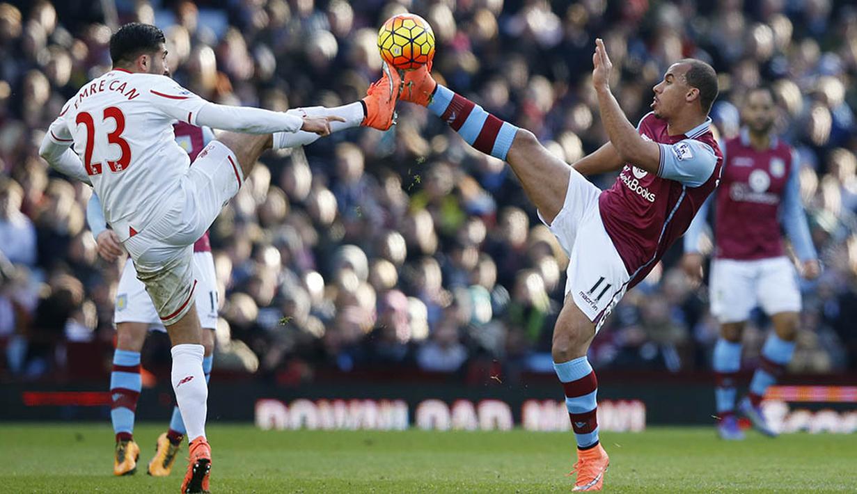 Gelandang Liverpool, Emre Can, beradu kaki dengan striker Aston Villa, Gabriel Agbonlahor, pada laga Liga Inggris di Stadion Villa Park, Inggris, Minggu (14/2/2016). Aston Villa takluk 0-6 dari Liverpool. (Reuters/Phil Noble)