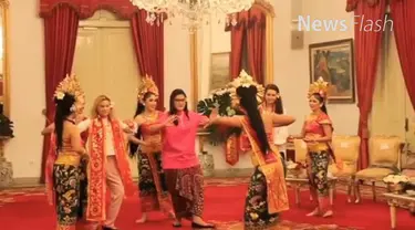 Dikutip dari Instagram Sekretariat Kabinet, Audrey dan Charlotte terlihat serius belajar menari ditemani putri Presiden Jokowi, Kahiyang Ayu