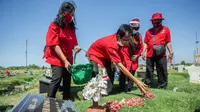 DPC PDI Perjuangan Surabaya ziarah dan tabur bunga ke Taman Makam Pahlawan hingga memberi penghargaan ke para veteran saat HUT ke-75 RI. (Foto: Liputan6.com/Dian Kurniawan)