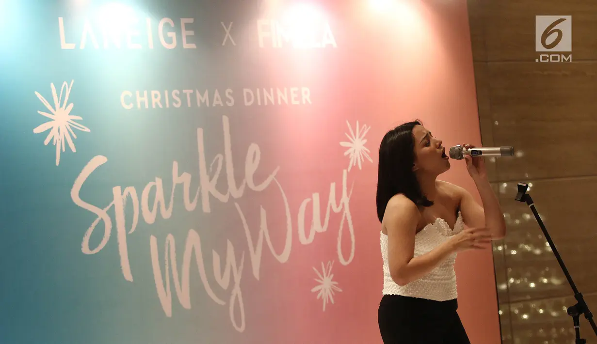 Penampilan Angel Pieters saat Laneige x Fimela Christmas dinner : Sparkle My Way, Jakarta, Kamis (20/12). Laneige x Fimela Christmas dinner : Sparkle My Way diikuti 80 orang dan menghadirkan workshop session "wax sachet". (Liputan6.com/Herman Zakharia)