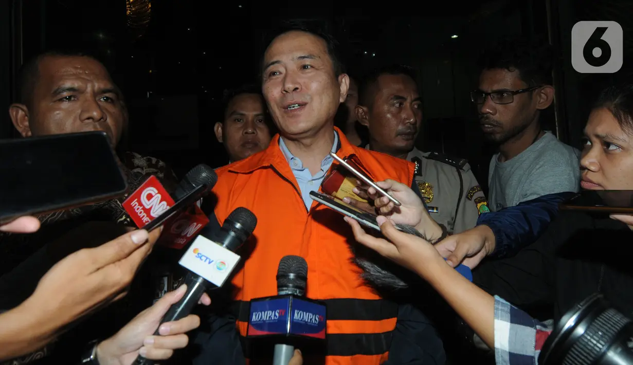 Mantan Presiden Direktur PT Lippo Cikarang, Bartholomeus Toto memberikan keterangan kepada awak media usai usai menjalani pemeriksaan di Gedung KPK, Jakarta, Rabu (20/11/2019). Bartholomeus Toto resmi ditahan 20 hari kedepan untuk mempermudah pemeriksaan. (merdeka.com/Dwi Narwoko)