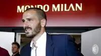 Bek asal Italia, Leonardo Bonucci, saat tiba di Casa Milan, Milan, Jumat (14/7/2017). AC Milan resmi mendatangkan mantan bek Juventus itu dengan harga 36,7 juta poundsterling. (AC Milan)