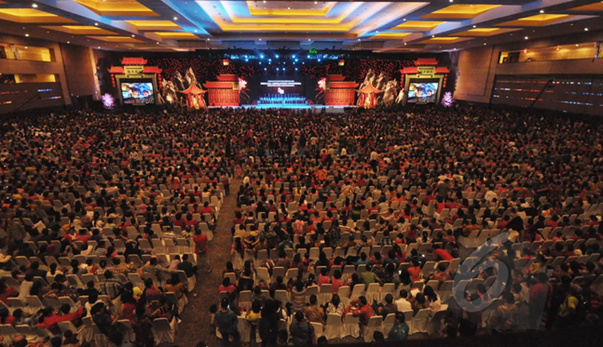 Ribuan warga tionghoa merayakan Cap Go Meh Bersama 2015 di Arena JIExpo Kemayoran, Jakarta, Senin (3/2). Perayaan Cap Go Meh 2015 mengambil tema Bersama Membangun Indonesia, Indonesia Satu, Indonesia Jaya. (Liputan6.com/Faizal Fanani)