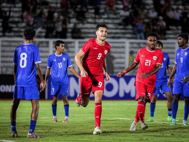 Pemain Timnas Indonesia U-20, Jens Raven melakukan selebrasi setelah mencetak gol ke gawang Maladewa pada laga Kualifikasi Piala Asia U-20 2025 di Stadion Madya, Senayan, Jakarta,&nbsp;Rabu (25/09/2024). (Bola.com/Bagaskara Lazuardi)