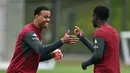 Sebagai catatan, Arsenal datang ke laga ini dengan kepercayaan diri tinggi. Tampak dalam foto, bek Arsenal asal Brasil, Gabriel Magalhaes (kiri) dan Bukayo Saka saat menghadiri sesi latihan tim di London Colney, utara London, pada Senin 4 Mei 2026. (Glyn KIRK/AFP)