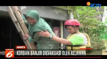 Dengan menggunakan perahu karet, sang nenek nekat menembus banjir untuk sampai ke Posyandu Bidaracina, Jatinegara.