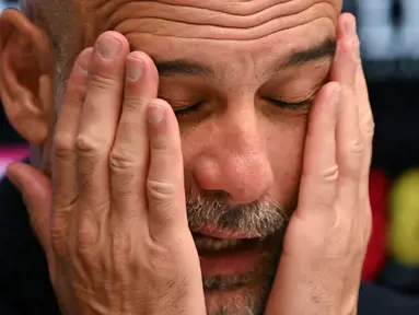 Kekecewaan tak mampu ditutupi pelatih Pep Guardiola setelah gagal membawa Manchester City menjadi juara Liga Inggris 2025/2026. (AFP/Glyn Kirk)