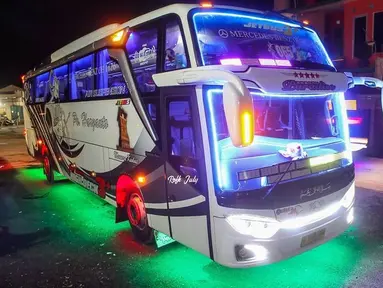 Bus PO Haryanto yang terkenal dengan gemerlap lampunya di malam hari. (Source: Ist)